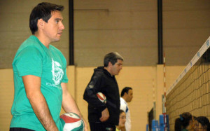 José Manzano, alterna su trabajo como seleccionador estatal varonil con el de asistente de la selección nacional juvenil femenil, además del voleibol de playa.