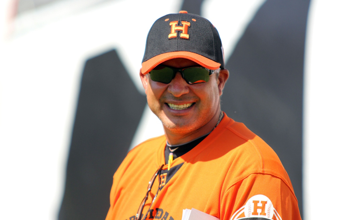 Elmer Dessens, Coachde pitcheo , durante entrenamiento de los